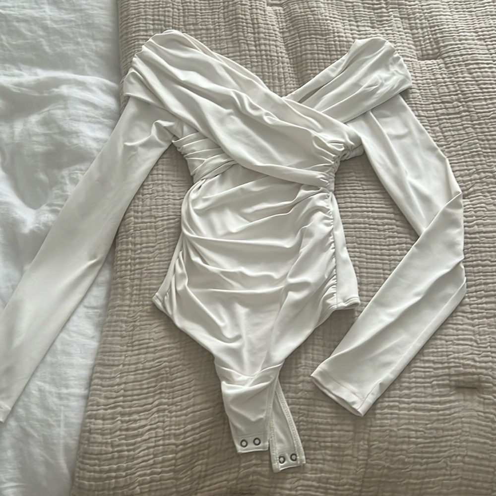 Romantic Off white long sleeve off the shoulder bodysuit size XXS